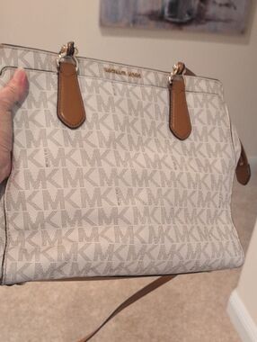 Michael Kors Dee Dee Large Signature Convertible Tote Bag